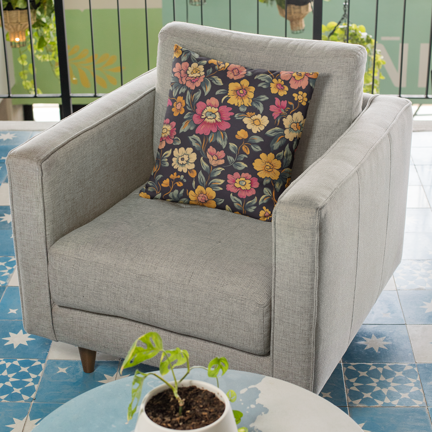 Vintage Floral Throw Pillow – Cozy Accent Cushion with Classic Garden Motif