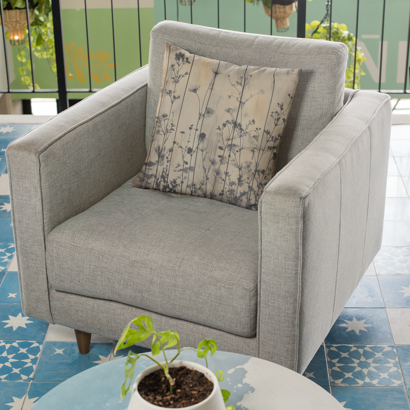 Botanical Floral Throw Pillow – Nature-Inspired Accent Cushion